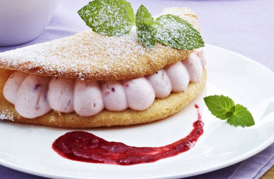 bauer natur rezepte biskuitomeletts mit beeren joghurt creme